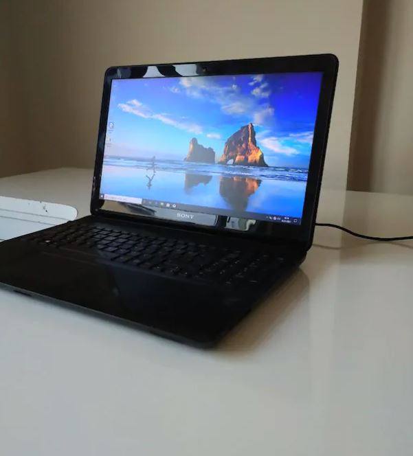 Sony Vaio SVF153A1YW GT 740M Laptop