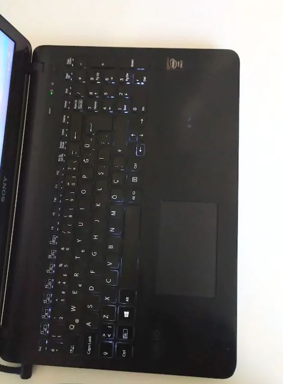 Sony Vaio SVF153A1YW GT 740M Laptop