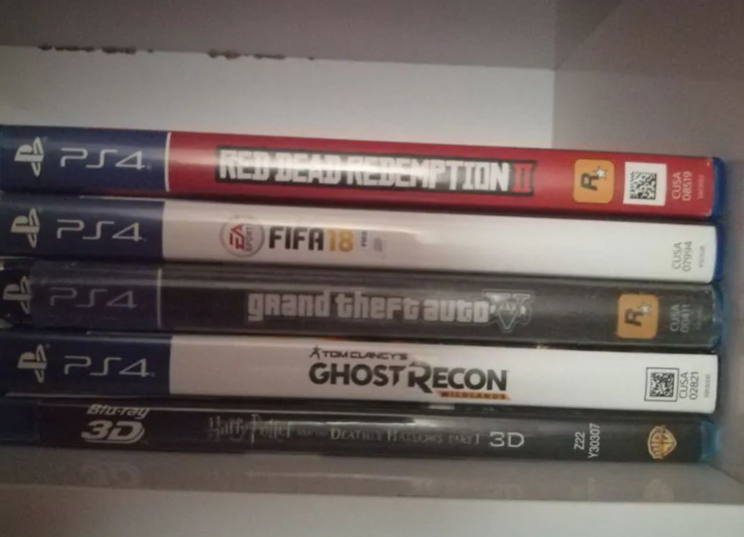 PS4 + 2 Kol + 3 Oyun Ve Konsol